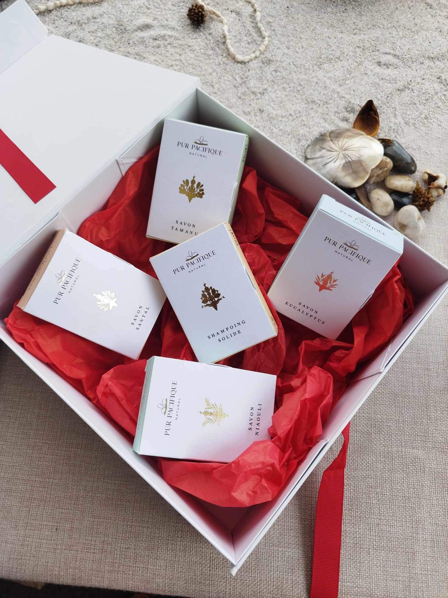 COFFRET CADEAU 5 SAVONS VÉGÉTAUX VISAGE & CORPS AVEC LE SHAMPOING SOLIDE