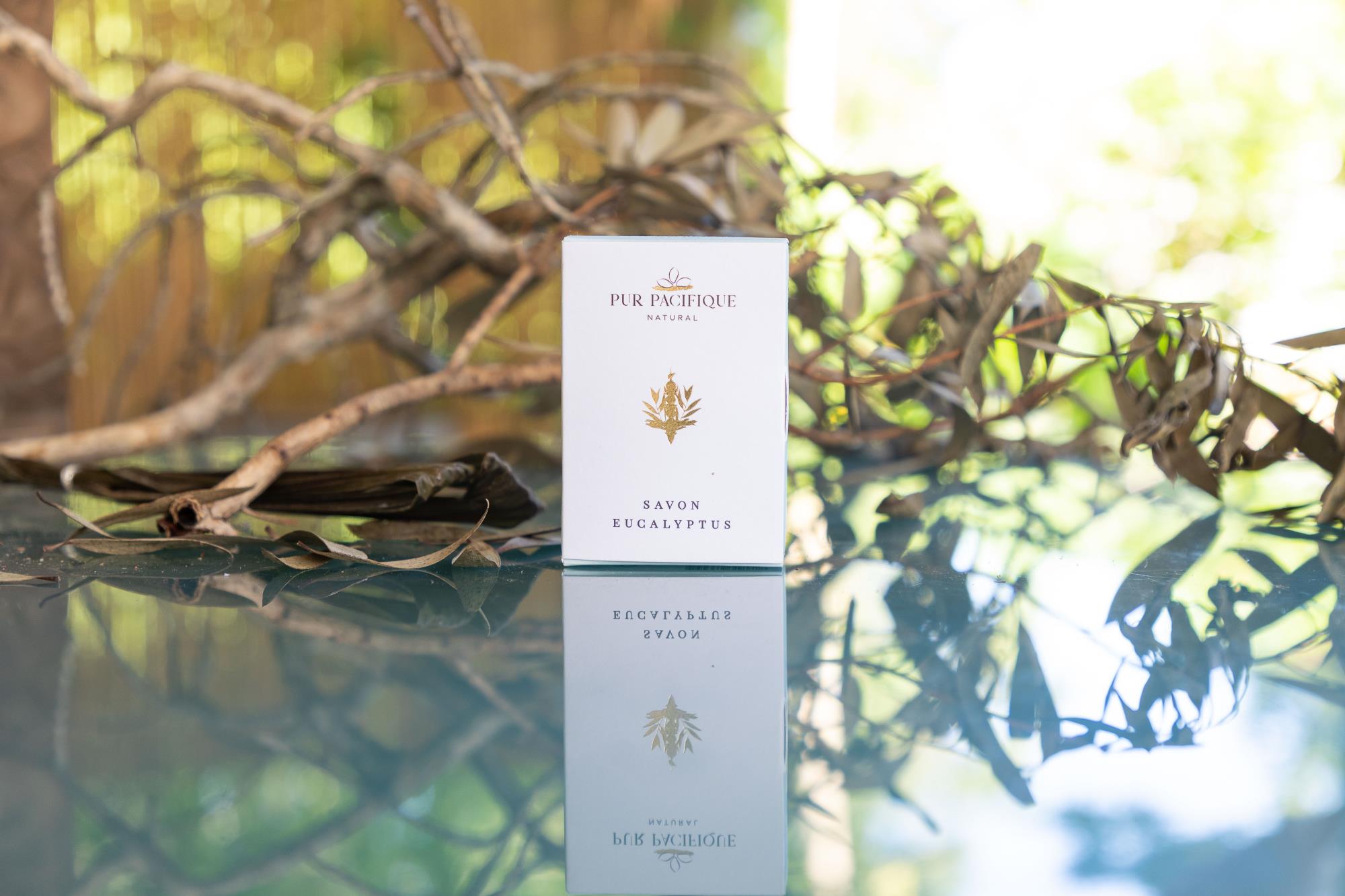 LE SAVON VÉGÉTAL VISAGE ET CORPS À L´HUILE ESSENTIELLE <br>D´EUCALYPTUS D´ORIGINE NATURELLE