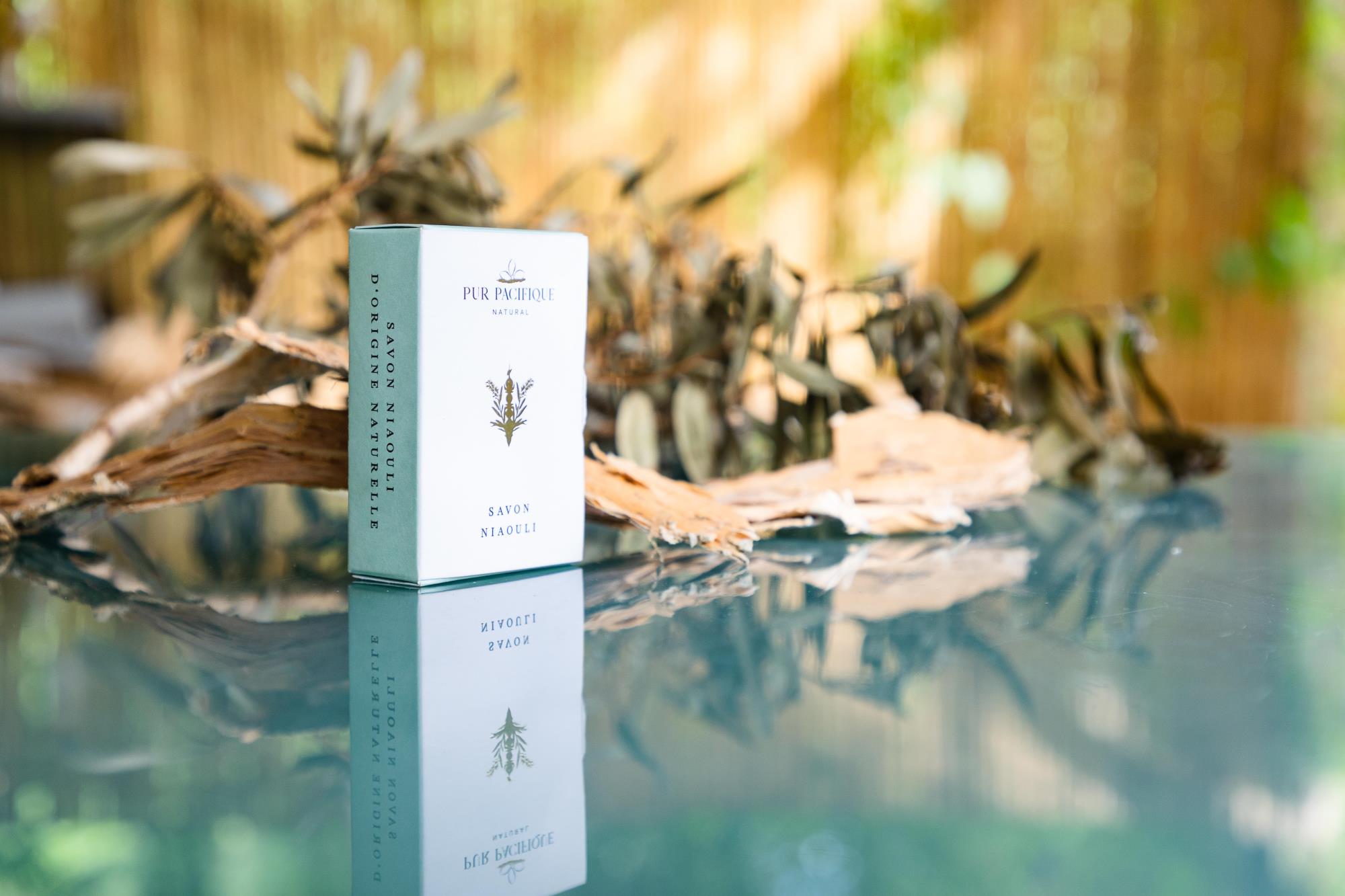 LE SAVON VÉGÉTAL VISAGE ET CORPS À L´HUILE ESSENTIELLE DE NIAOULI<br>D´ORIGINE NATURELLE